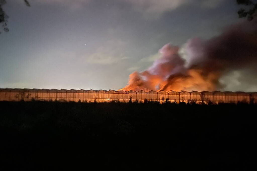 Grote brand bij plantenkas met zonnepanelen
