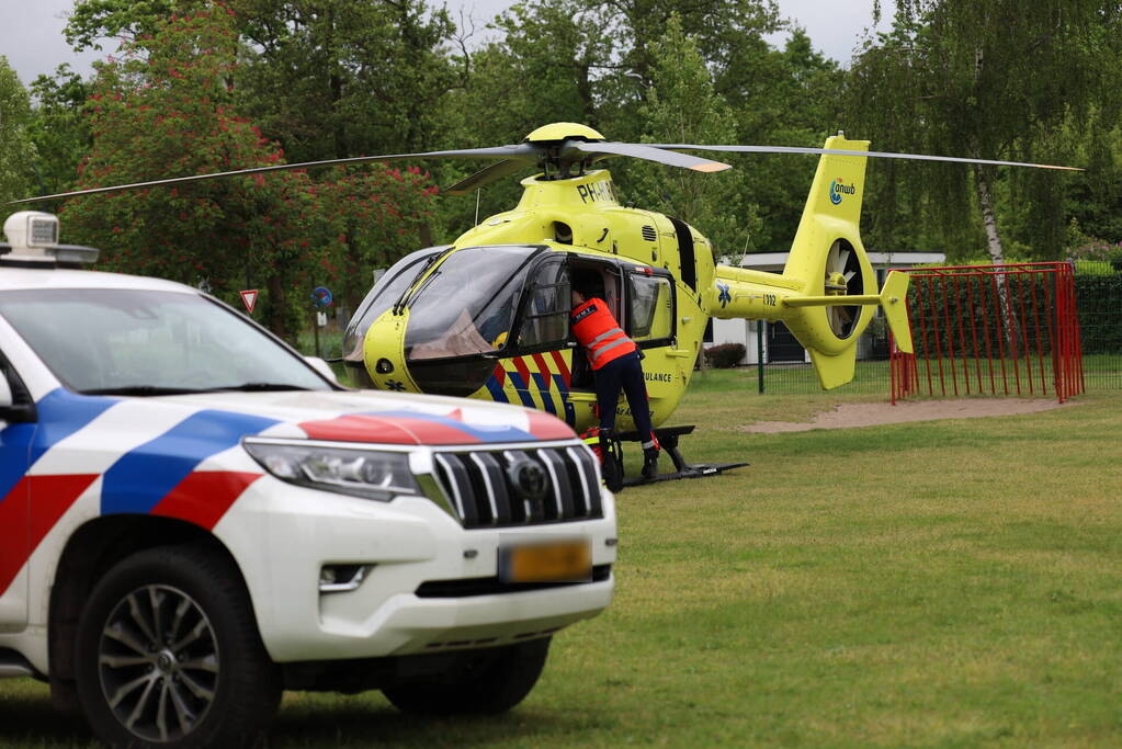 Traumahelikopter landt op grasveld