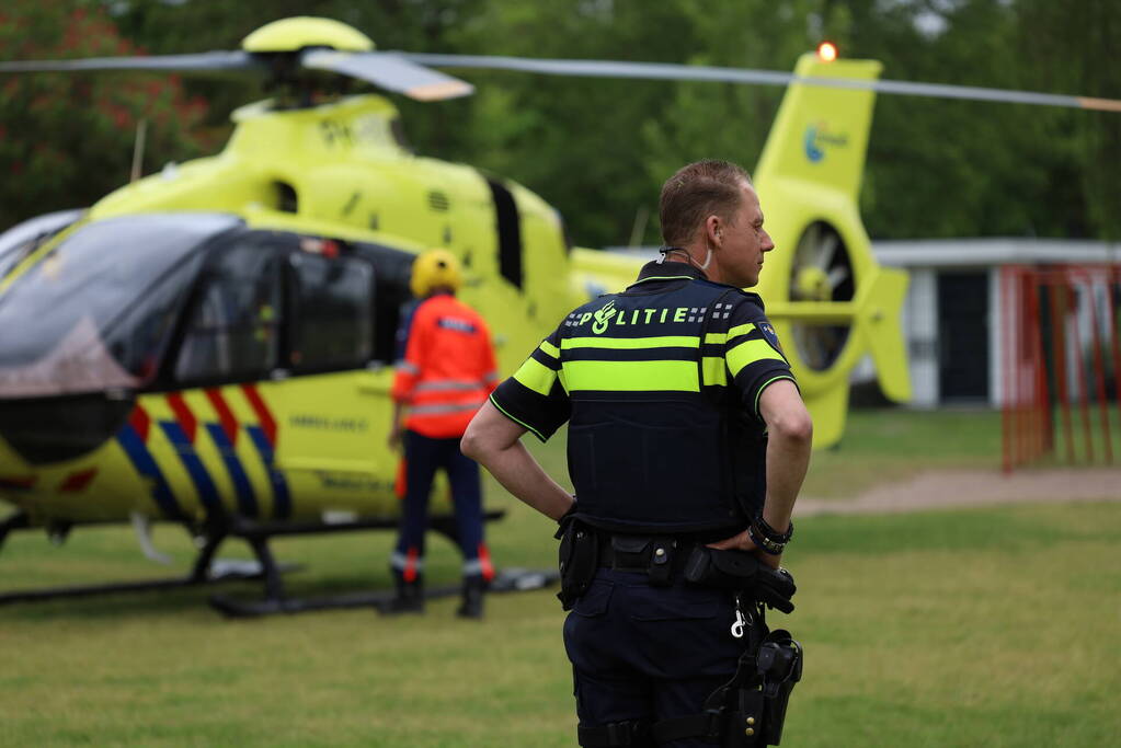 Traumahelikopter landt op grasveld