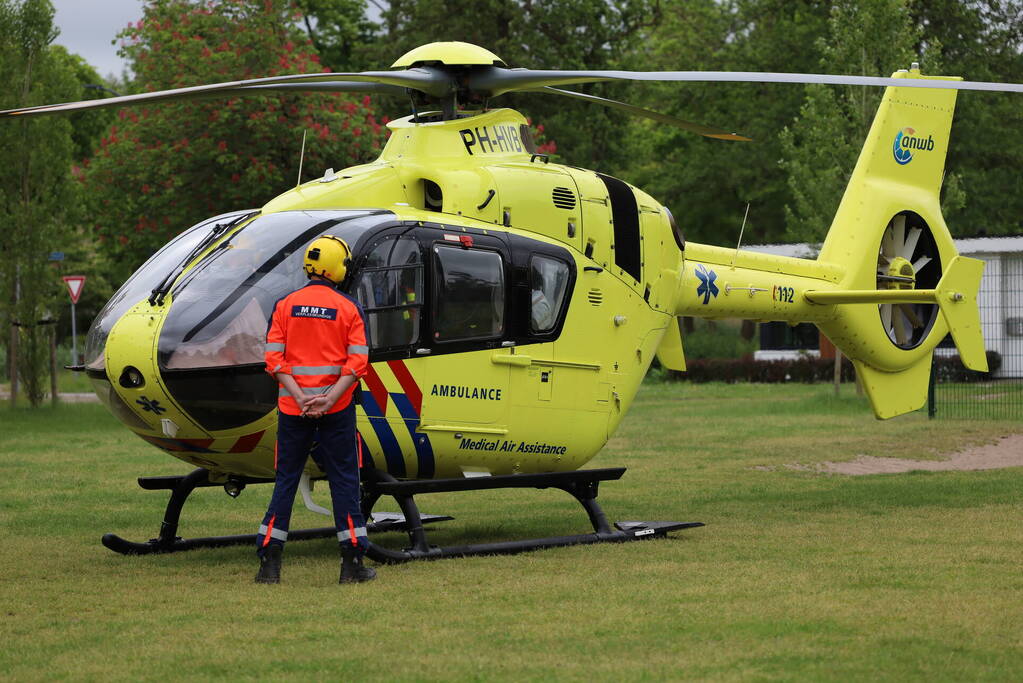 Traumahelikopter landt op grasveld