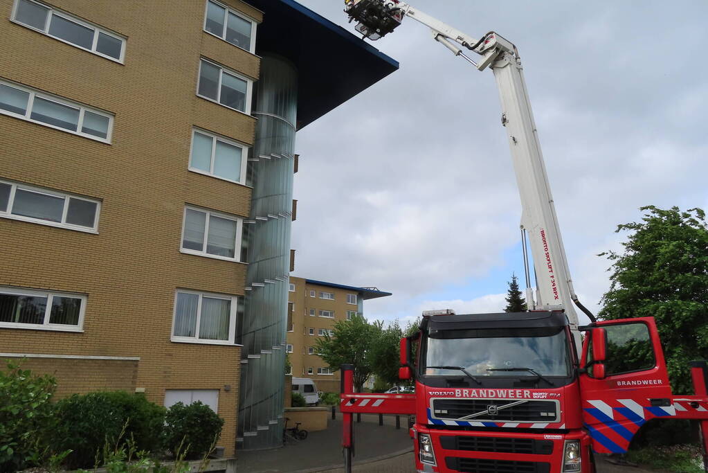 Brandweer zet dakrand weer vast