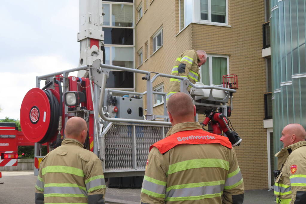 Brandweer zet dakrand weer vast