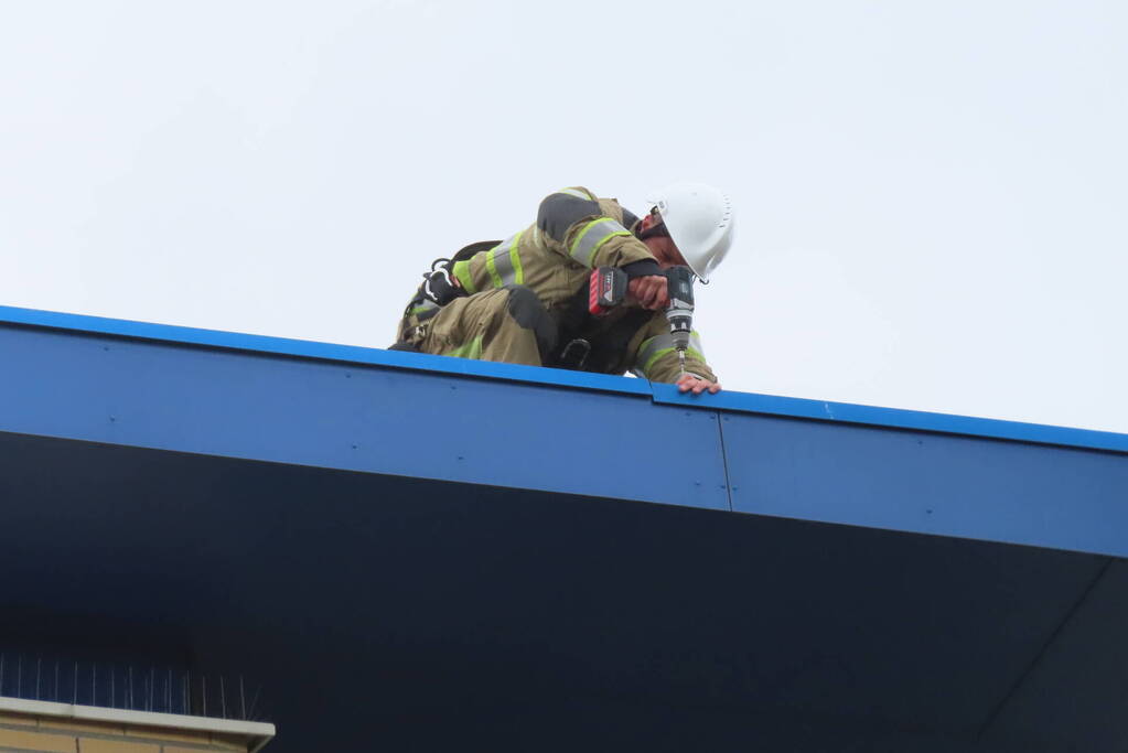 Brandweer zet dakrand weer vast
