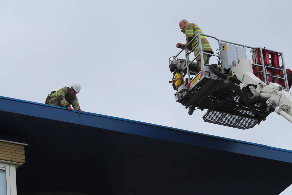 Brandweer zet dakrand weer vast