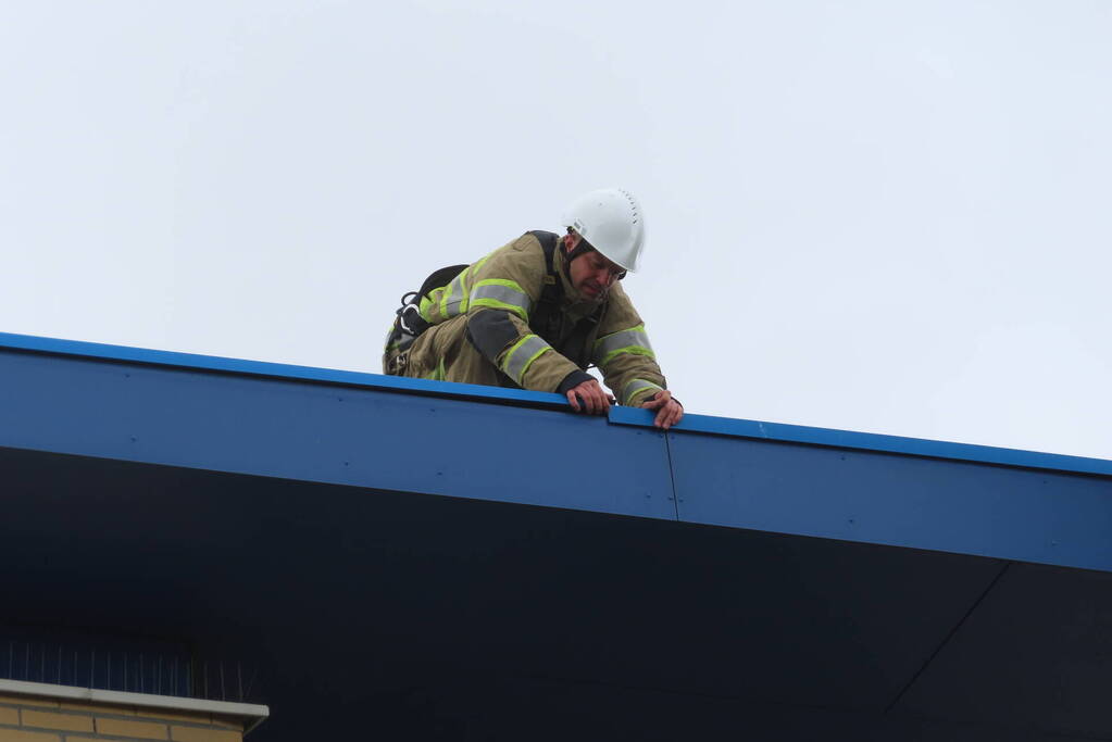 Brandweer zet dakrand weer vast