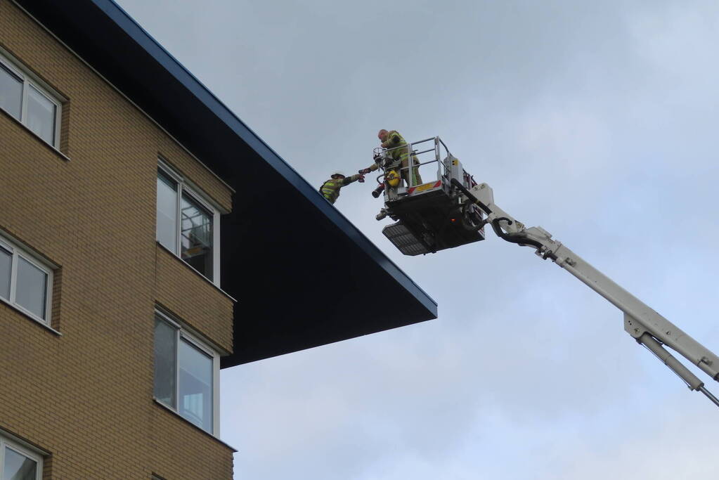 Brandweer zet dakrand weer vast