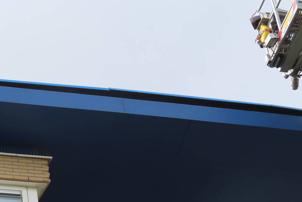 Brandweer zet dakrand weer vast