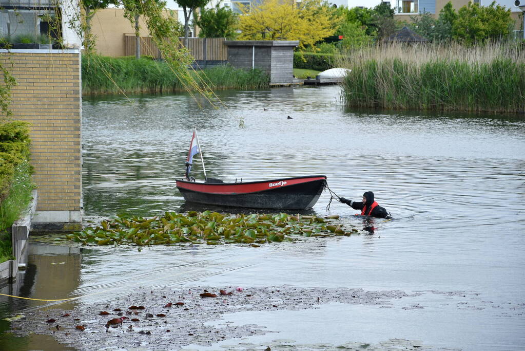 Brandweerduiker ingezet na losdrijvend bootje