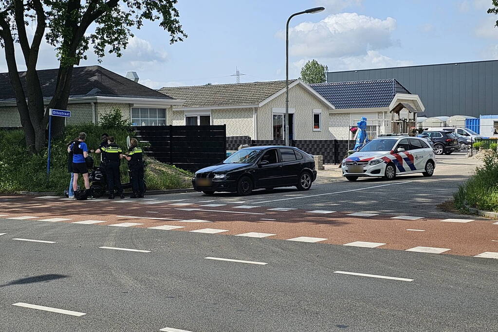 Verkeersongeval tussen personenwagen en scooter