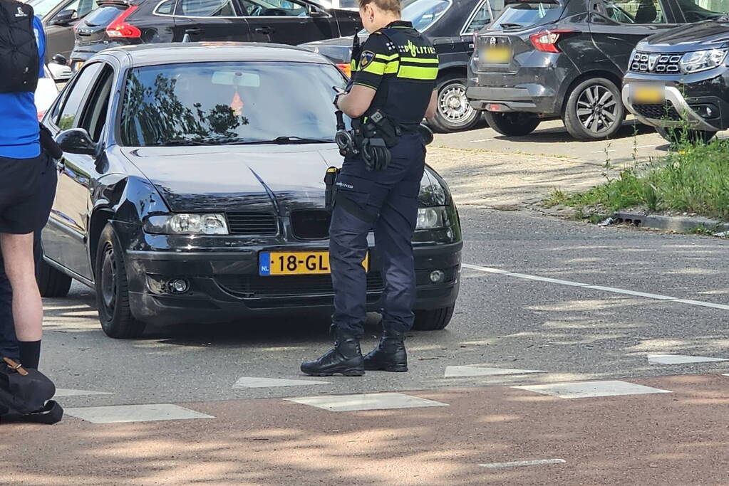 Verkeersongeval tussen personenwagen en scooter