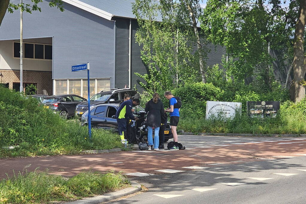 Verkeersongeval tussen personenwagen en scooter