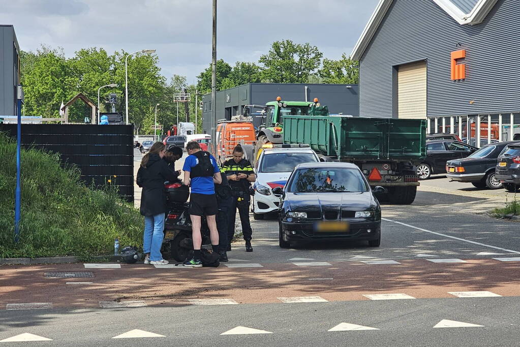 Verkeersongeval tussen personenwagen en scooter