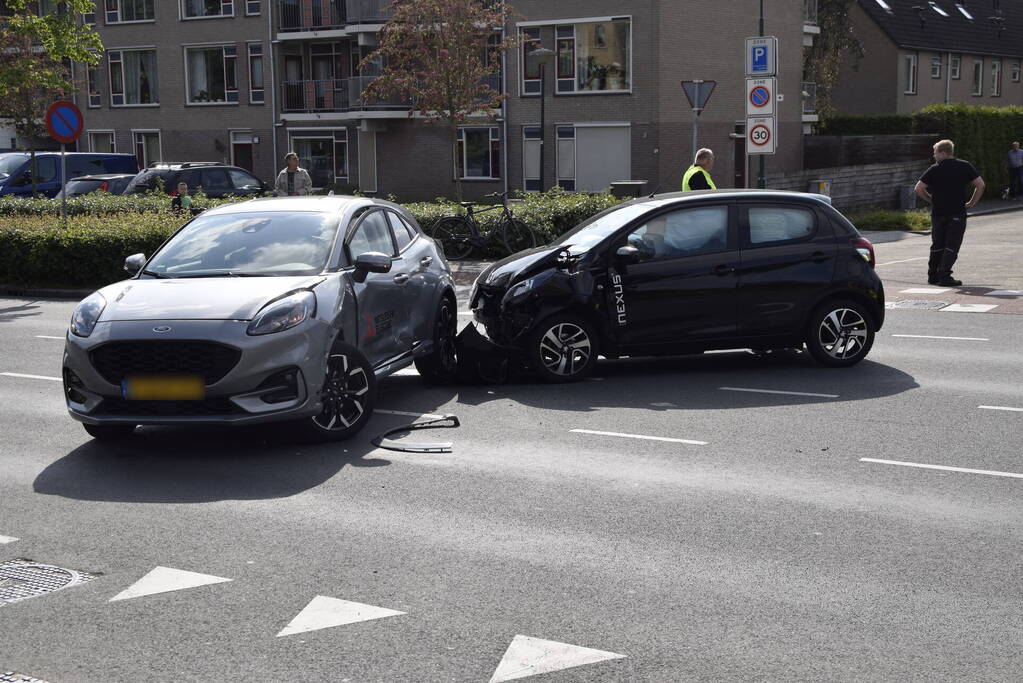 Twee auto's beschadigd bij ongeval