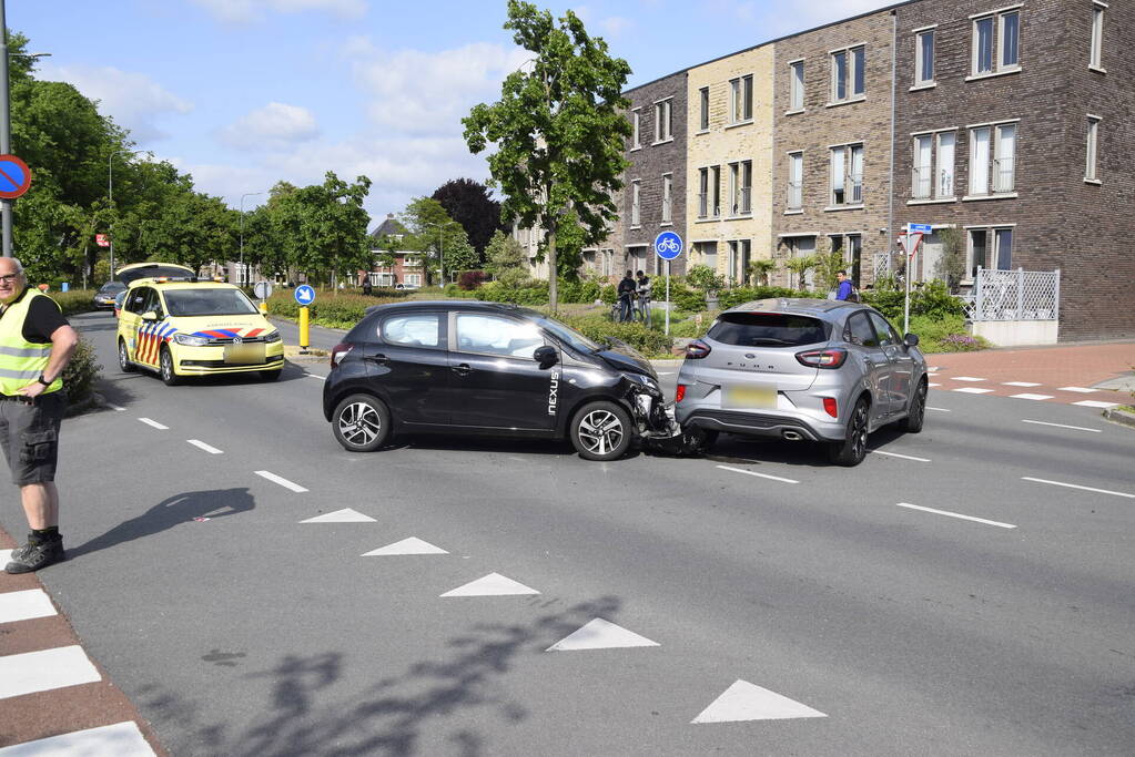 Twee auto's beschadigd bij ongeval
