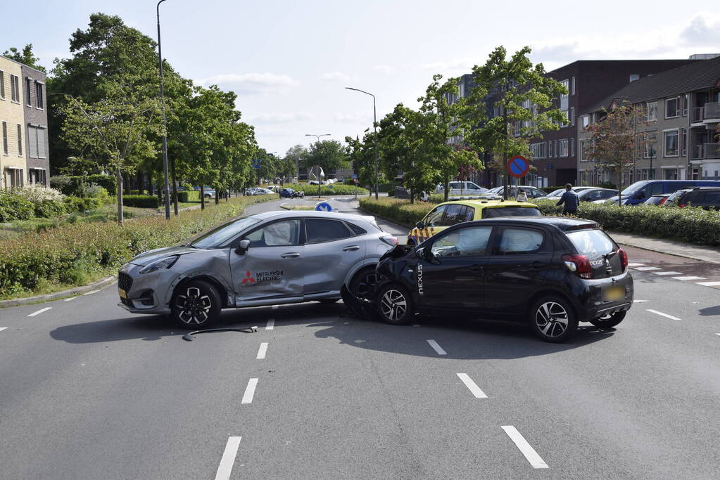 Twee auto's beschadigd bij ongeval
