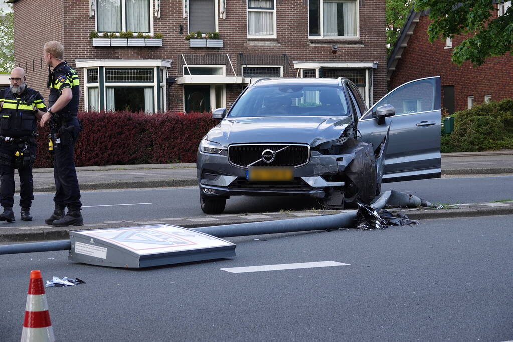 Automobilist botst tegen lantaarnpaal