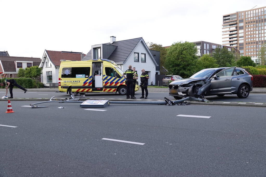 Automobilist botst tegen lantaarnpaal