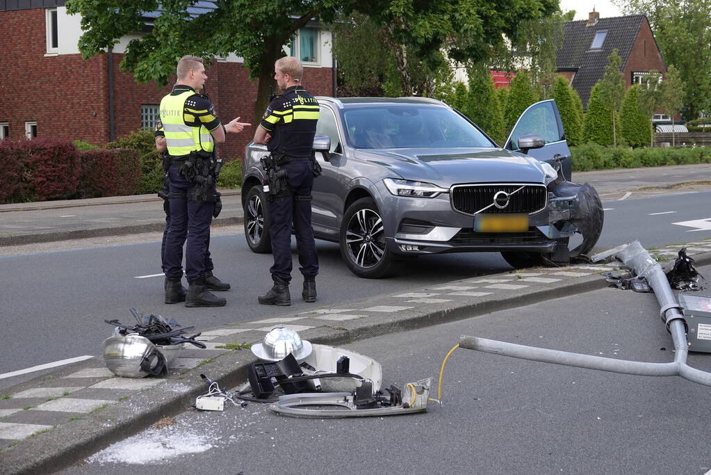 Automobilist botst tegen lantaarnpaal