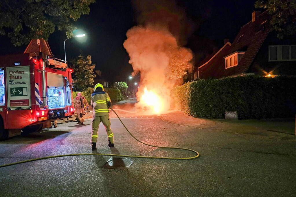 Geparkeerde auto verwoest door brand