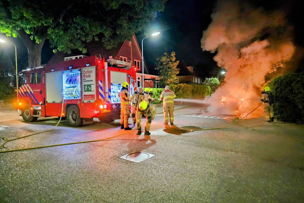 Geparkeerde auto verwoest door brand