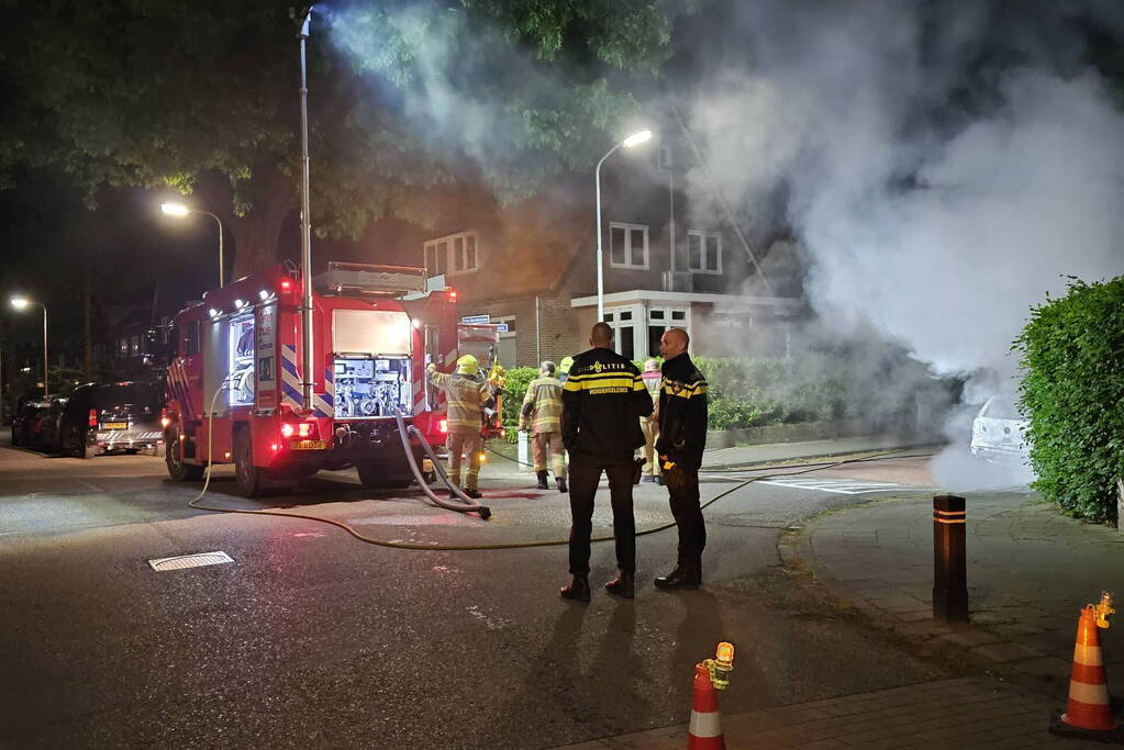 Geparkeerde auto verwoest door brand