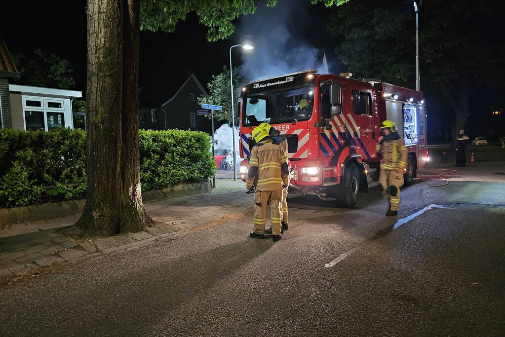 Geparkeerde auto verwoest door brand