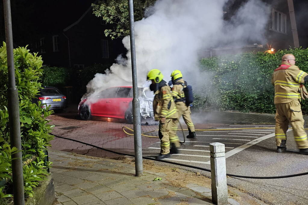 Geparkeerde auto verwoest door brand
