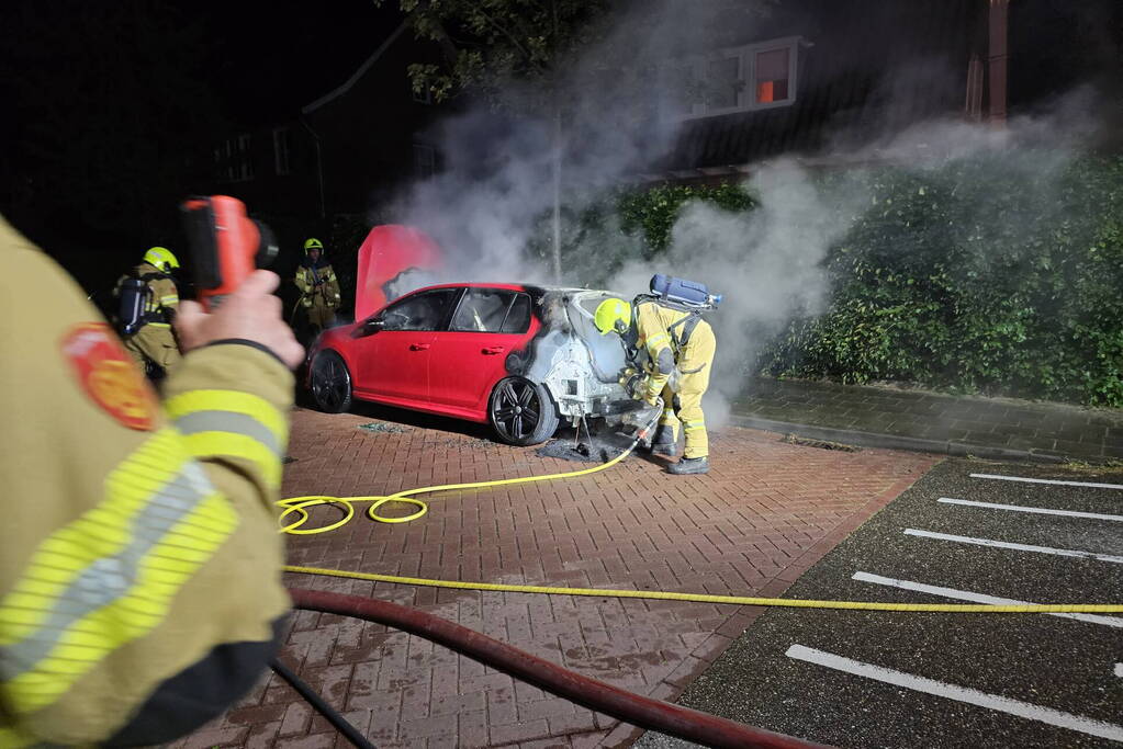 Geparkeerde auto verwoest door brand