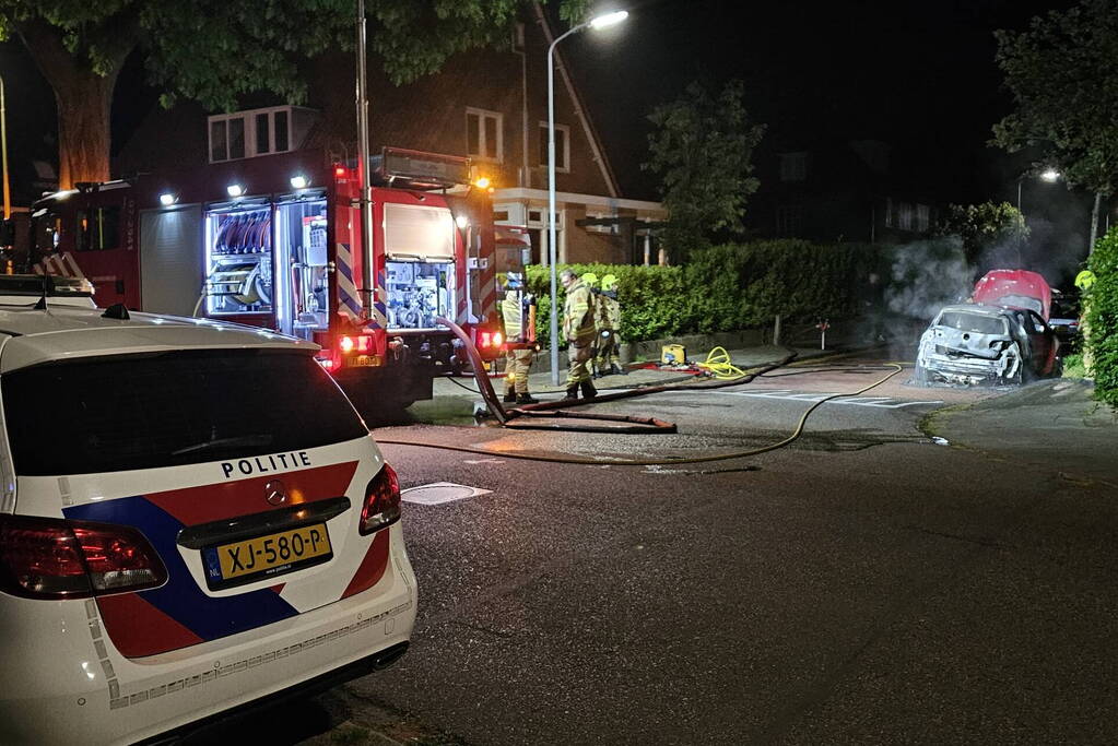 Geparkeerde auto verwoest door brand