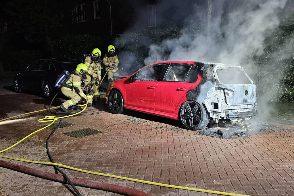 Geparkeerde auto verwoest door brand