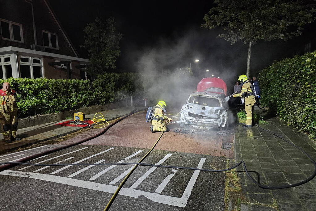 Geparkeerde auto verwoest door brand