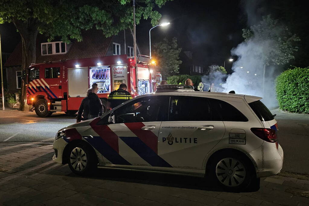 Geparkeerde auto verwoest door brand