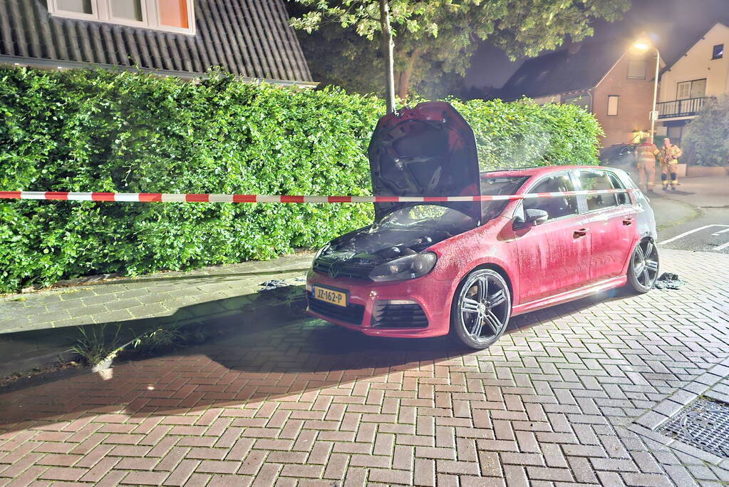 Geparkeerde auto verwoest door brand