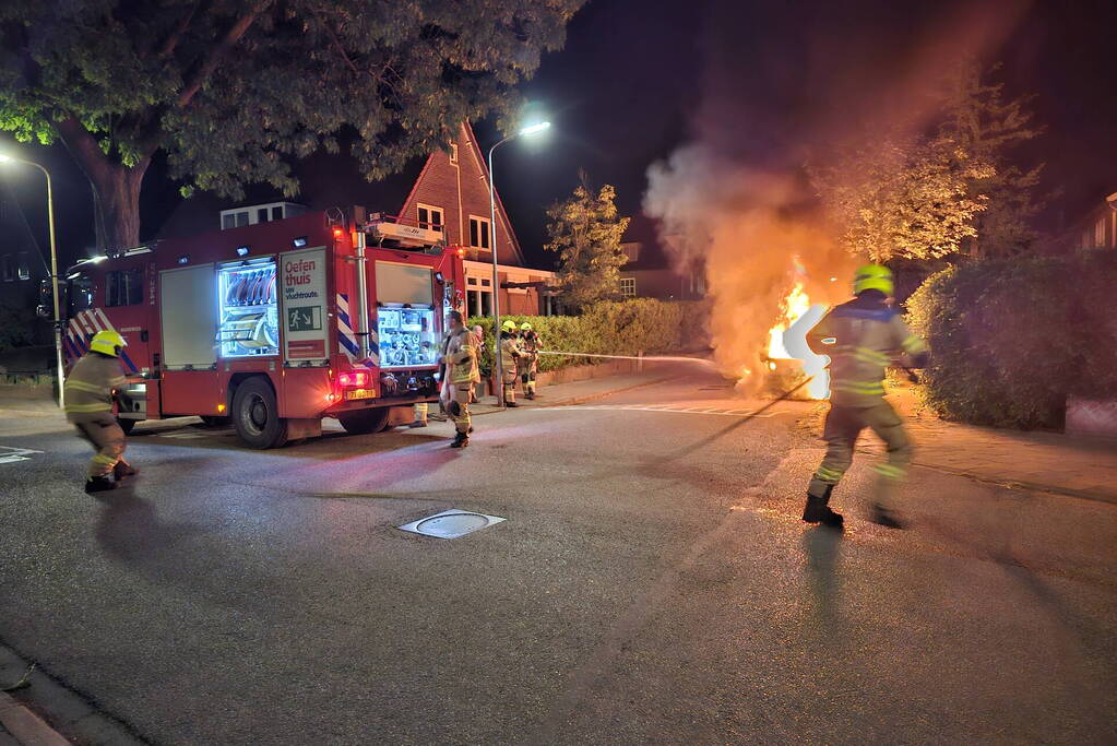 Geparkeerde auto verwoest door brand