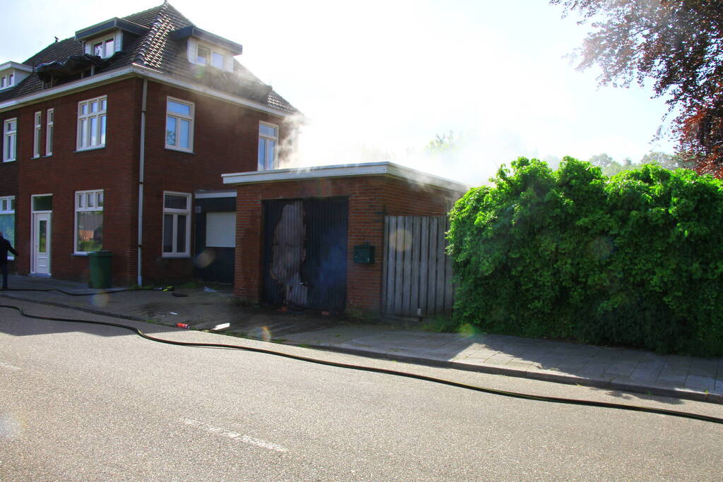 Onkruidbestrijding eindigt in garagebrand