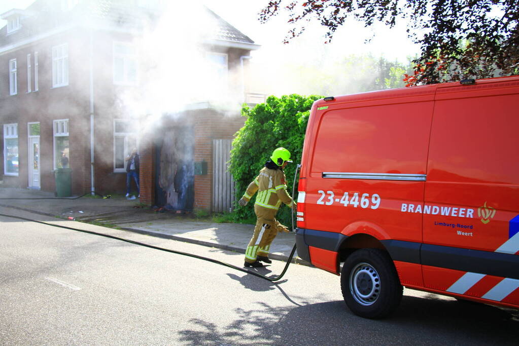Onkruidbestrijding eindigt in garagebrand