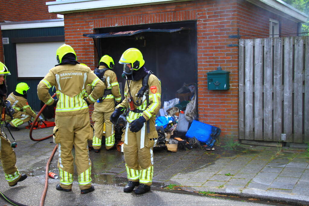 Onkruidbestrijding eindigt in garagebrand