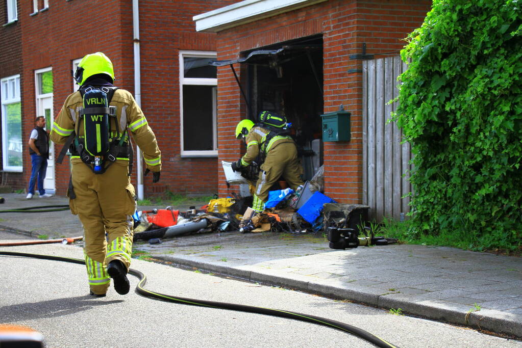 Onkruidbestrijding eindigt in garagebrand