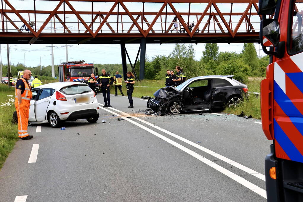 Ernstige aanrijding tussen twee voertuigen
