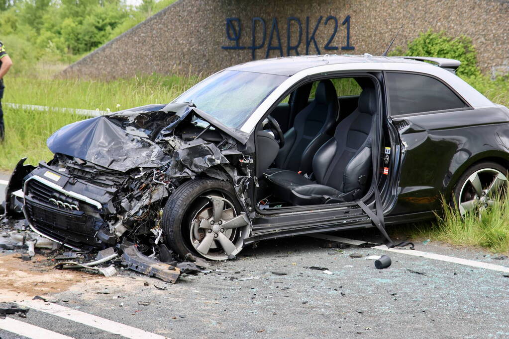 Ernstige aanrijding tussen twee voertuigen