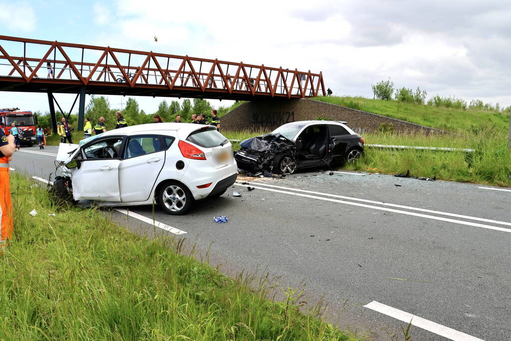 Ernstige aanrijding tussen twee voertuigen