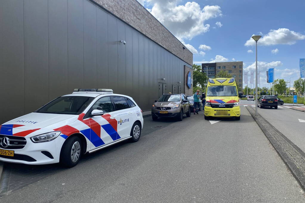 Twee auto's botsen op parkeerplaats supermarkt Albert Heijn