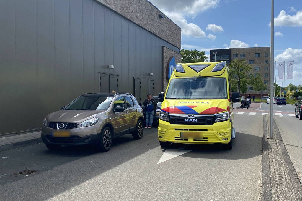 Twee auto's botsen op parkeerplaats supermarkt Albert Heijn