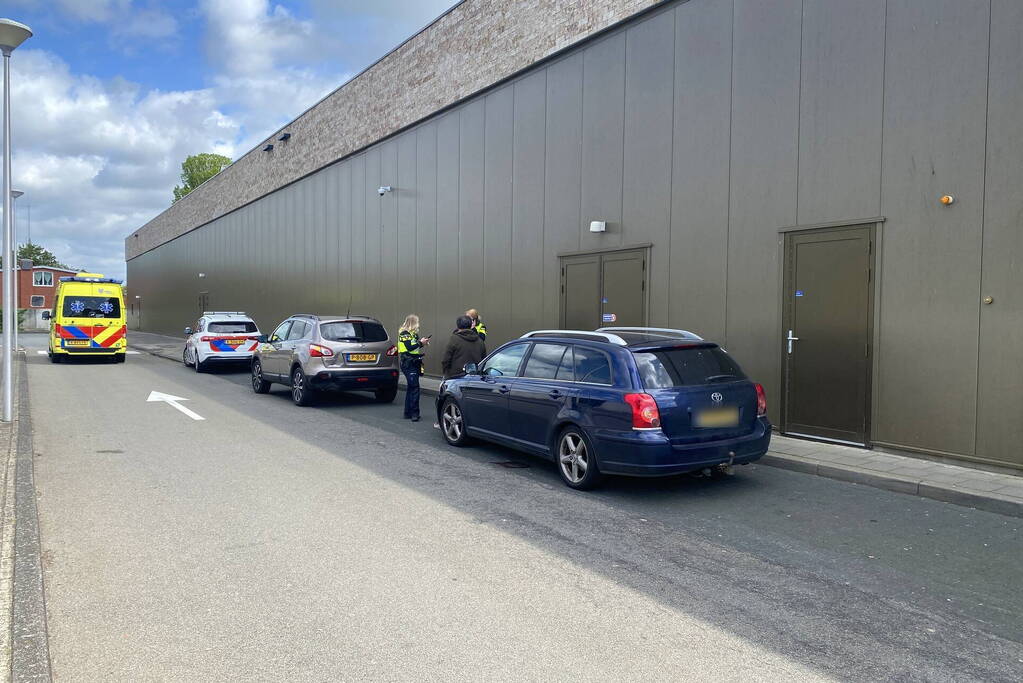 Twee auto's botsen op parkeerplaats supermarkt Albert Heijn