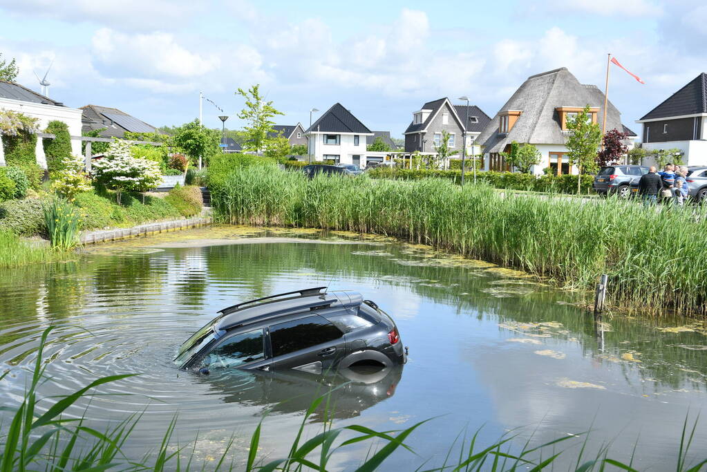 Auto belandt in het water