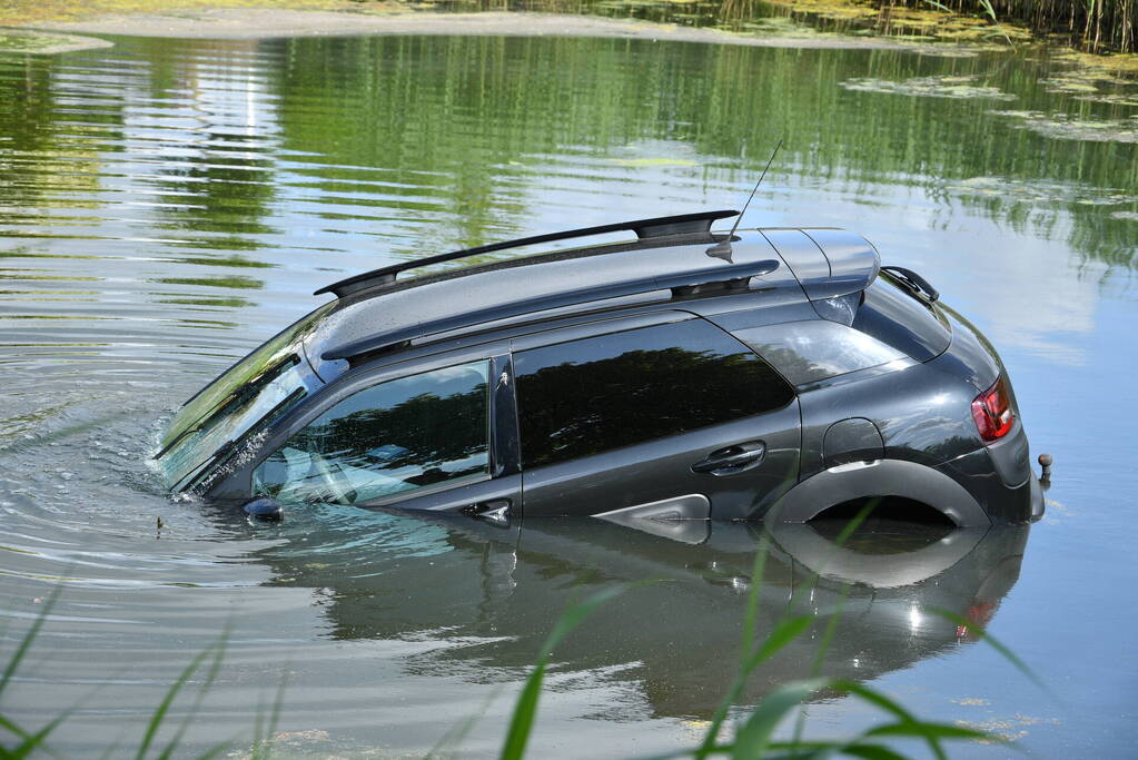 Auto belandt in het water