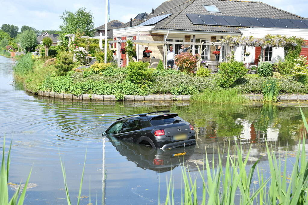 Auto belandt in het water