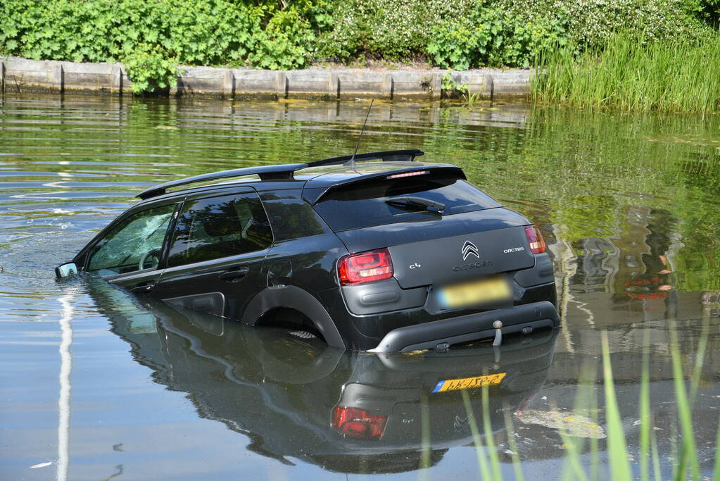 Auto belandt in het water