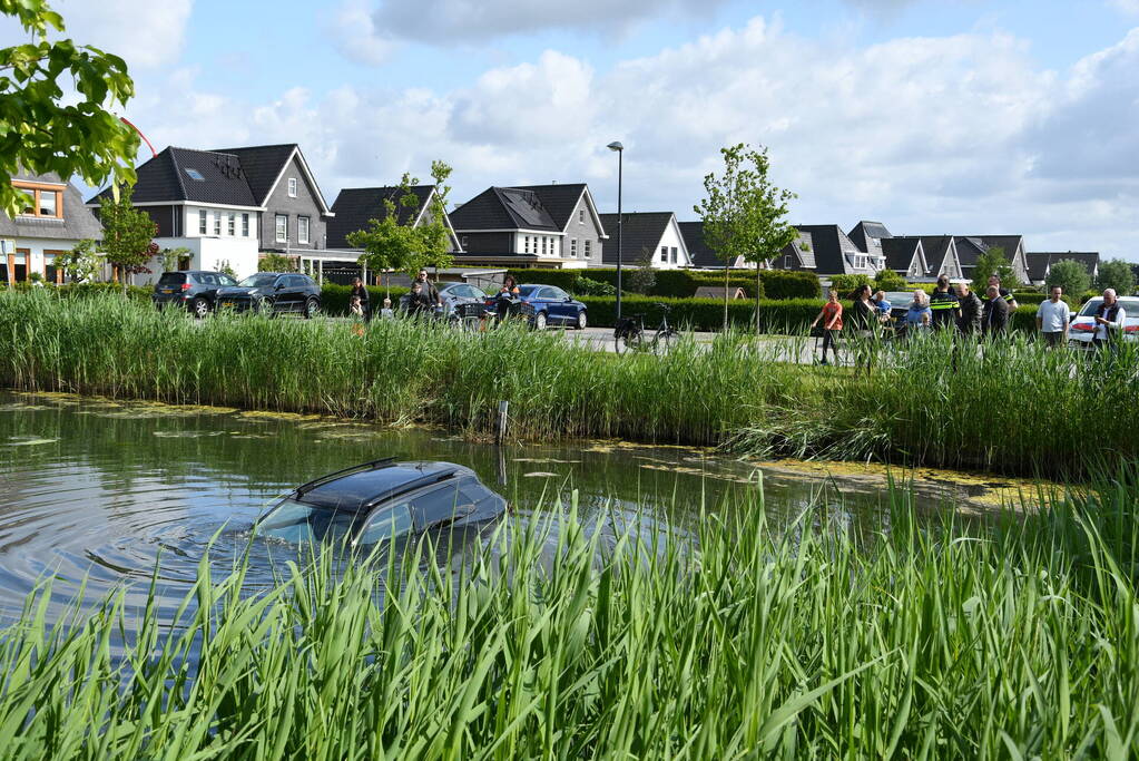 Auto belandt in het water