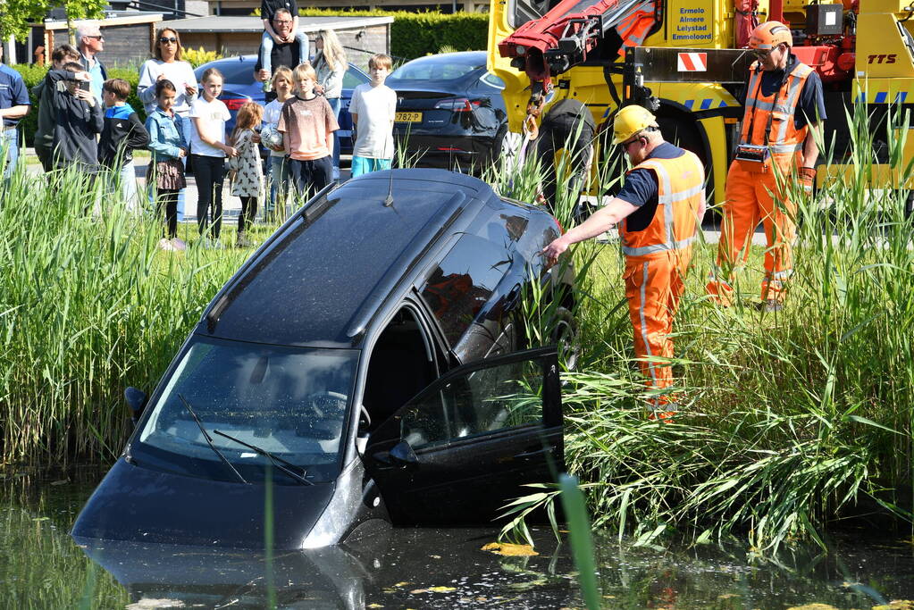 Auto belandt in het water